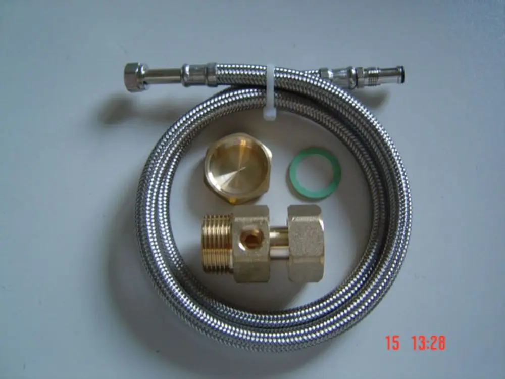 Anschlusssatz bestehend aus einem flexiblen Rohr mit Metallummantelung, einem Messingventil, einer Mutternverbindung und einem Dichtungsring, geeignet für Remeha Produkte.